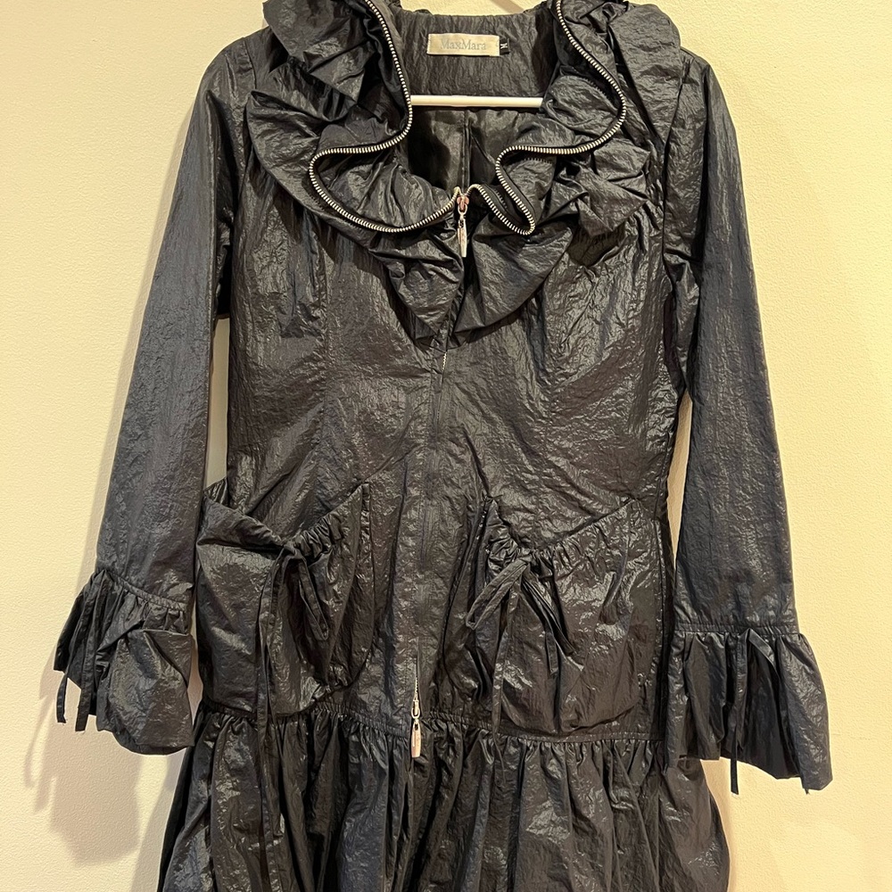 Max Mara Light and Thin Coat women used Size M, Zipper, Ruffled Collar